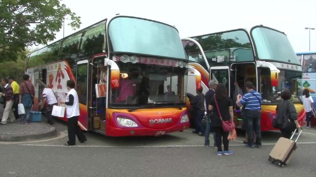 遊覽車掛「雙駕駛」遭開單　司機怒了