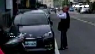 阿伯沿路要錢　要不到竟拍照檢舉違停