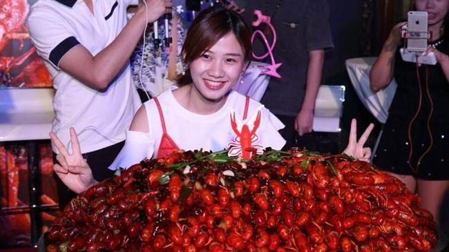 狂嗑40斤小龍蝦　苗條美女打敗壯漢