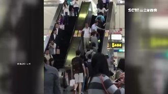 手扶梯當健身房？男逆向竟還原地踏步