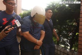 警方將高男押解歸案。（圖／翻攝畫面）