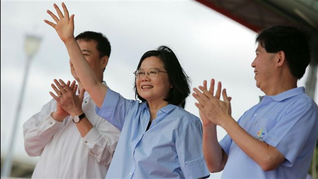 民進黨龍舟隊首參賽　蔡英文現身加油
