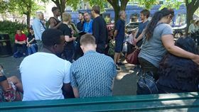 英國男星約翰波耶加（John Boyega）昨日在英國倫敦演出舞台劇時，劇場疑似被放有炸彈，當下決定中止演出，並緊急疏散觀眾。
圖／翻攝自推特