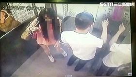 姜女搭電梯上樓。（圖／翻攝畫面）