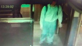 監視器拍到畢嫌畫面。翻拍畫面