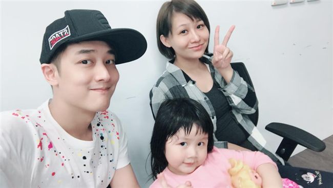 妮妮驚見紅衣吐舌阿姨　那對夫妻嚇傻