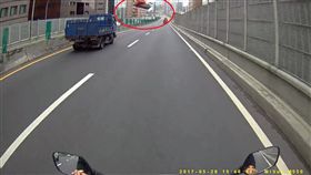 小貨車副駕駛突然將衛生紙盒朝車外丟擲。（圖／翻攝畫面）