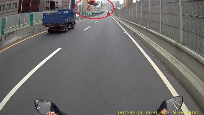 貨車丟衛生紙盒　騎士怒斥：謀殺？