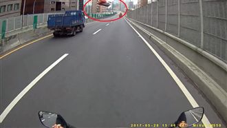 貨車丟衛生紙盒　騎士怒斥：謀殺？