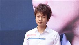 創作歌手李崗霖西門町舉辦個人專輯簽唱會，好友王彩樺驚喜站台助陣