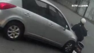 騎士紅燈變綠燈秒衝　遭轎車直衝撞飛