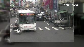 騎士黃燈急煞　公車「以為會衝」撞上