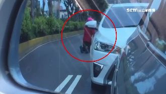 影／乞求籌母醫藥費…男子馬路上下跪