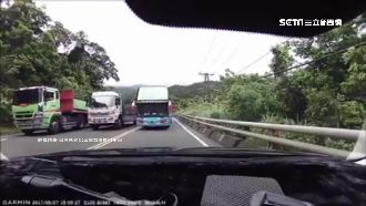 三輛大車山路並排　不給對向車留活路