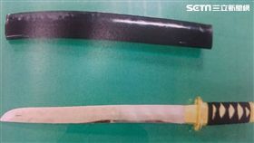 警方在林男身上搜出武士刀。（圖／翻攝畫面）
