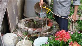 端午打午時水 打鐵老舖傳承數百年
台南市鹽水區橋南老街的打鐵老舖，維持每年端午節從
古井汲取午時水傳統，讓一整年手工做出來的各式鐵具
更耐用。（資料照片）
中央社記者楊思瑞攝  106年5月29日