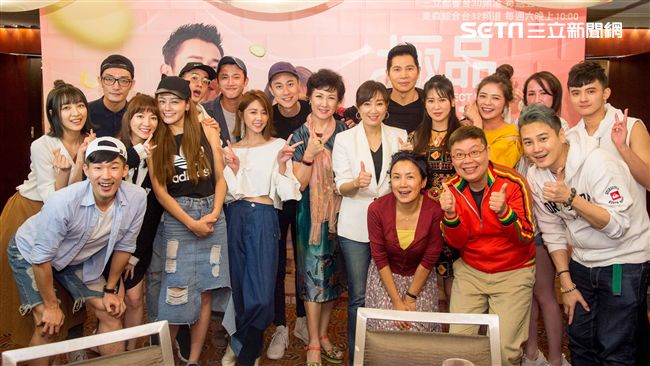 殺青被感謝快崩潰　吳慷仁羞蹲掩面