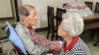 失智爺想起老伴名...奶奶秒衝進房