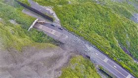 蘇花公路坍方 宛如一刀兩斷切開山(圖/中央社)