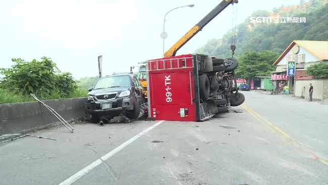 3噸消防水車煞車失靈　下坡失控翻車