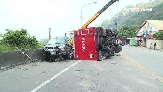 3噸消防水車煞車失靈　下坡失控翻車