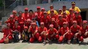 中信全國棒球扎根巡迴計畫起跑，吳復連總教練、林恩宇教練及林威助，親赴新竹縣關西國小指導少棒隊球員。（圖／中信兄弟提供‵）