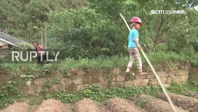 6歲兒矇眼走鋼索　虎爸：培養自信心