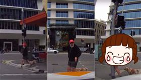 號誌桿,教訓,現世報,老翁,諧星,狗,駕駛,T型路口,急駛　圖／翻攝自YouTube影片 https://goo.gl/DGu7ZO