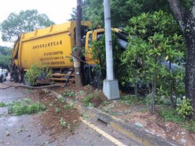 垃圾車失控撞路邊　燈桿直插險殺人（圖／翻攝自《爆料公社》臉書）
