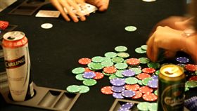 賭博 詐賭 牌桌 撲克牌
https://www.flickr.com/photos/dangoodwin/251181651/in/photolist-ocny8-7zEyJJ-3ehLpU-4g2r72-ofP4R-ofPy2-ofMYQ-vecHx-bqXw7-ofMrr-ofNtK-ofQ2Z-2dHhu-8V4xi-ewv3XM-vdMKQ-dMDZNG-dZeNvG-3DuxC-zXu