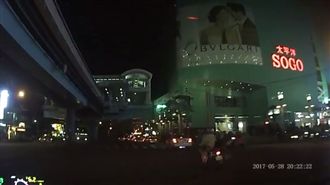 疑坐機車後座打瞌睡　小孩竟掉下來！