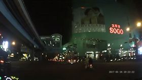 機車,騎士,家長,小孩,孩童,小朋友,打瞌睡,睡著,後座,摔車
（圖／翻攝自爆料公社）