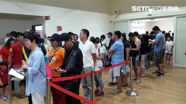 蘇花封路麗娜輪救援　人車排隊等上船