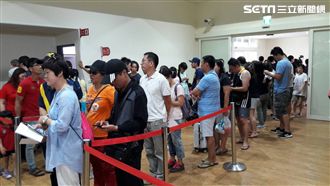 蘇花封路麗娜輪救援　人車排隊等上船