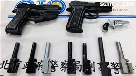 呂男喜愛蒐集各式長短槍枝，還改槍滿足實彈射擊的慾望，警方循線逮人，呂母還為兒子違法行為說項，令警方當場傻眼（翻攝畫面）