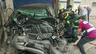 撞歪電線桿衝民宅　女駕駛傷重不治