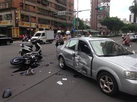 車輛右側車門凹陷玻璃碎裂，重機車頭幾乎全毀。（圖／翻攝畫面）