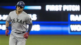 ▲秋信守擊出大號全壘打，臉上全無笑容，因為德州遊騎兵遭逆轉。（圖／美聯社／達志影像）