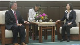 總統接見美聯邦參議院外交委員會訪問團
總統蔡英文（右）30日接見「美國聯邦參議院外交委員
會亞太小組主席賈德納訪問團」，希望美對台軍售能更
一步討論，也盼美方信守台灣關係法的安全承諾，並昇
華台美夥伴合作關係。
中央社記者孫仲達攝 106年5月30日