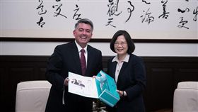 蔡英文接見「美國聯邦參議院外交委員會亞太小組主席賈德納（Cory Gardner）訪問團」　圖／總統府提供