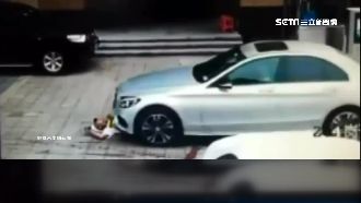 保全肉身攔車　賓士竟直接輾過