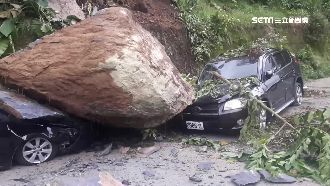 烏來遇「天降巨石」　車頭慘變夾心餅