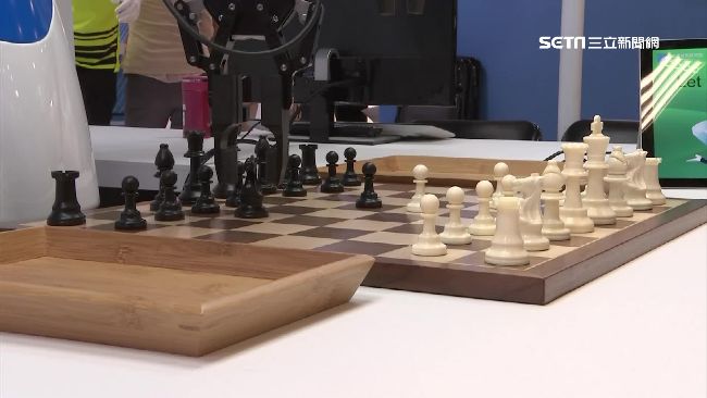 科技生活！　機器人陪下棋、倒咖啡