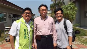 蔡易餘與辦公室副主任陳尚雍（圖／中央社）