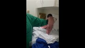 女嬰剛出生就練走路　驚呆8600萬人(圖/翻攝自Arlete Arantes臉書)