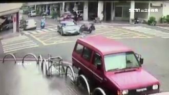兄弟騎車撞轎車　飛越車頂重摔腿骨折