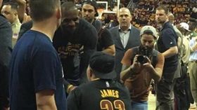 LeBron James問候罕病患者（圖／翻攝自推特）
