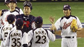 ▲藤川球兒（右）是日本國家隊2006、09年兩屆世界棒球經典賽（WBC）冠軍成員。（資料照／美聯社／達志影像）