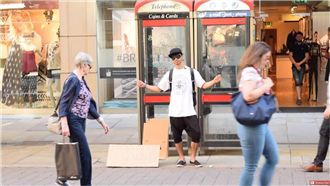 穆斯林英街頭討抱抱　路人反應超暖心