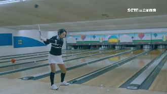 保齡球這樣打！南韓正妹揮桿擊出全倒